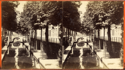 122408 Gezicht op de Nieuwegracht te Utrecht uit het zuiden; op de achtergrond de Brigittenbrug.